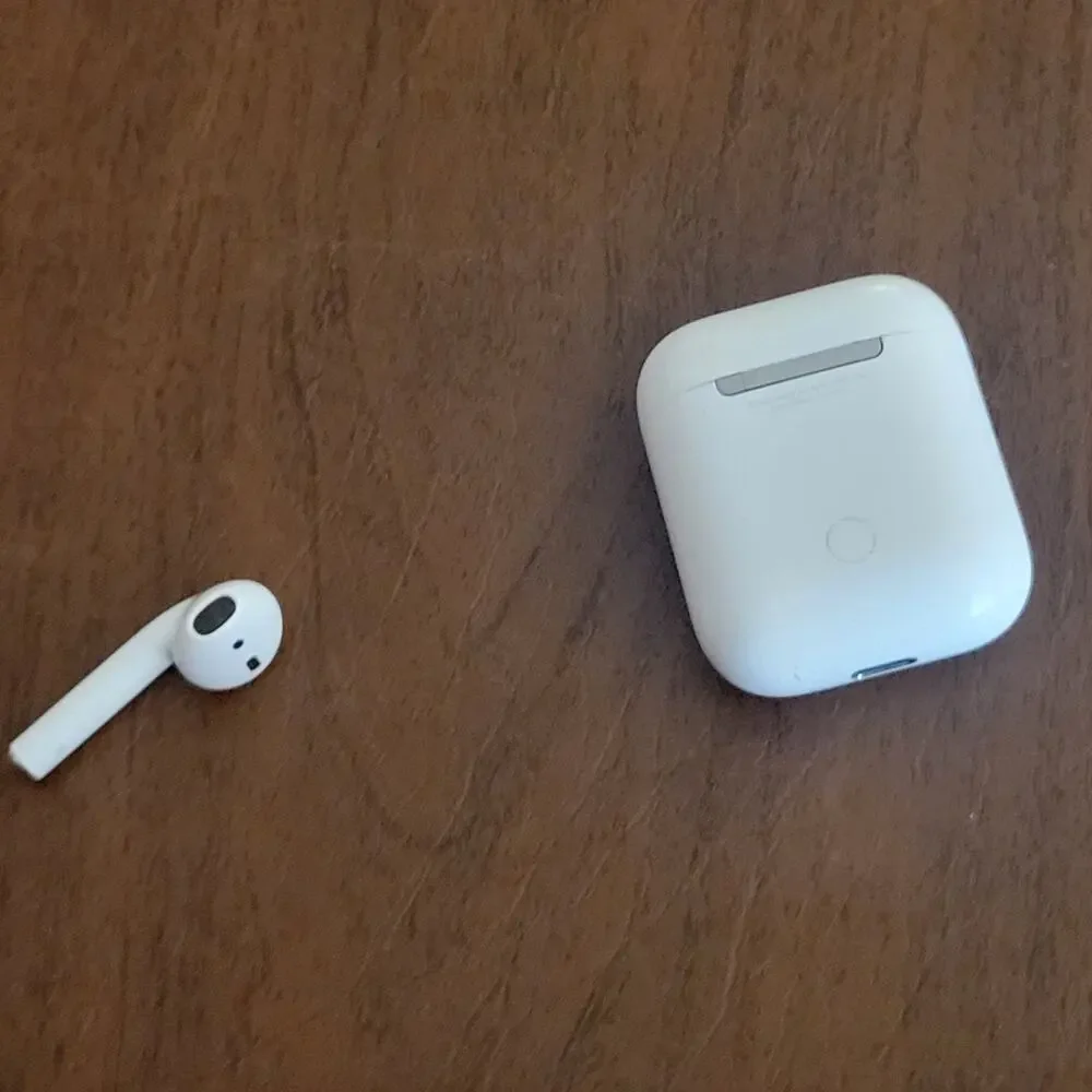 Apple AirPods 2nd Gen RIGHT Earbud A2032 with charging case